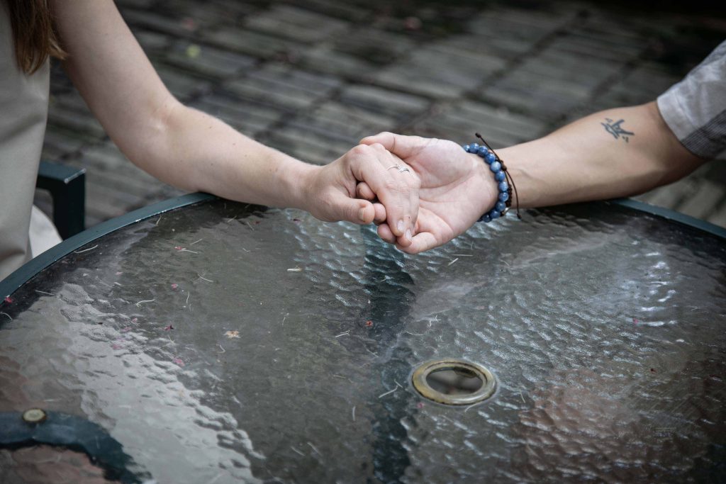 在等待受養人簽證時，Kateryna需在香港境外等待簽證。