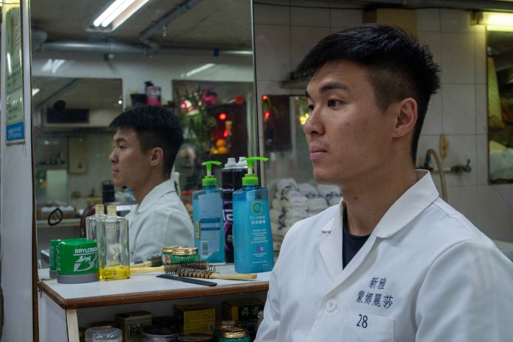 阿竣在新雅拍攝結婚相時自製工衣，後來正式成為「開工制服」，對他來說，理髮不是使命，而是一份真心的熱愛。