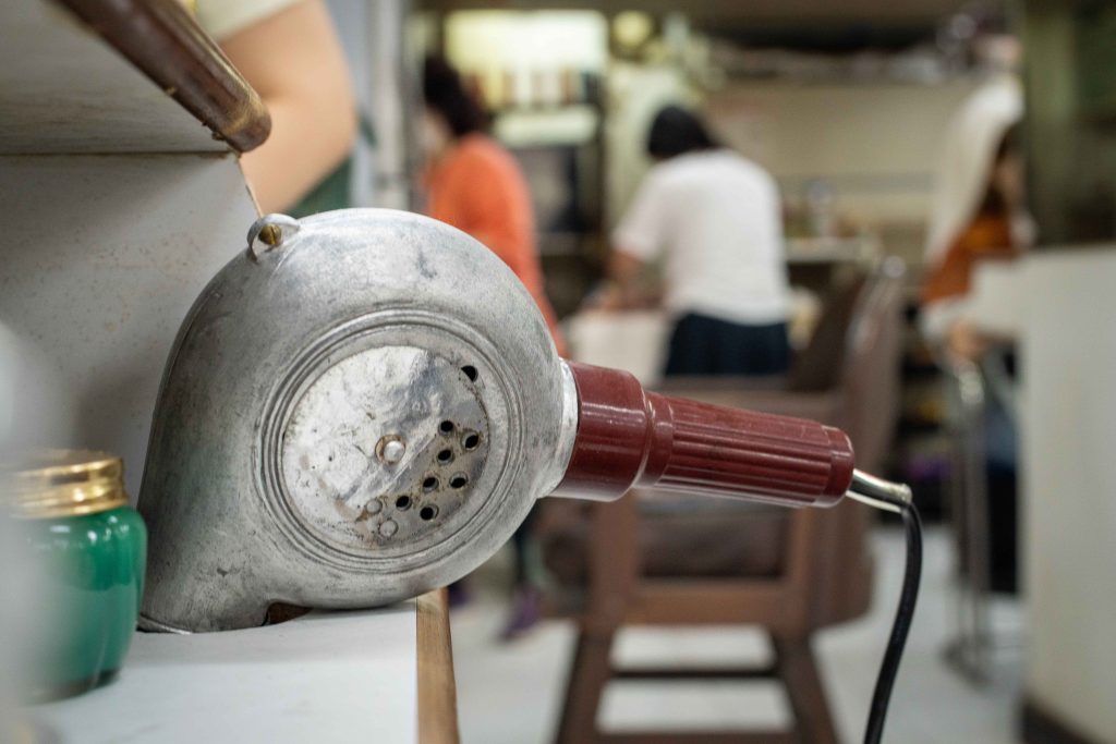 標誌性的油壓式理髮椅、鋁鐵製造的復古風筒，以及店內的設備已有人認領。