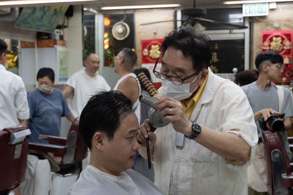 顏師傅不遺餘力為最後一位客人服務，師傅與客人之間的點滴交流伴隨而去。