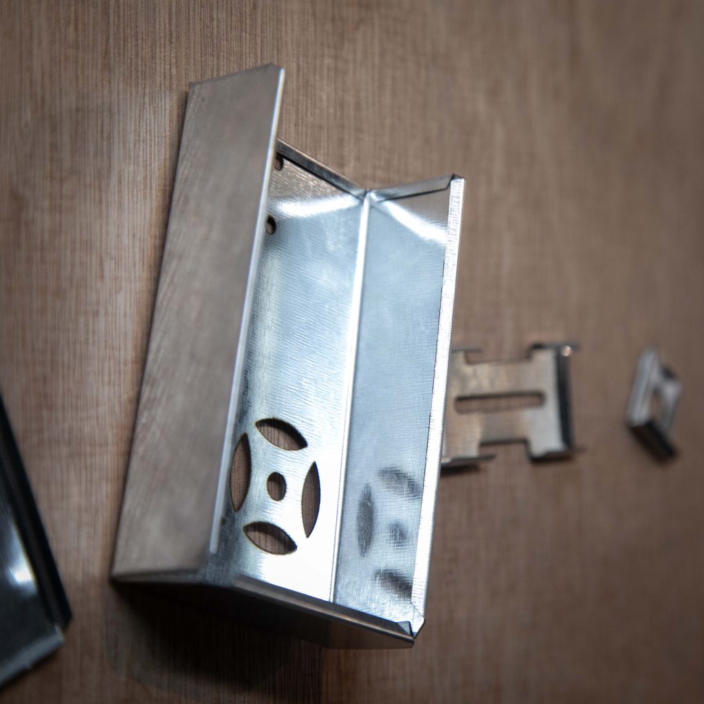 活動中解構袖珍白鐵信箱內部。