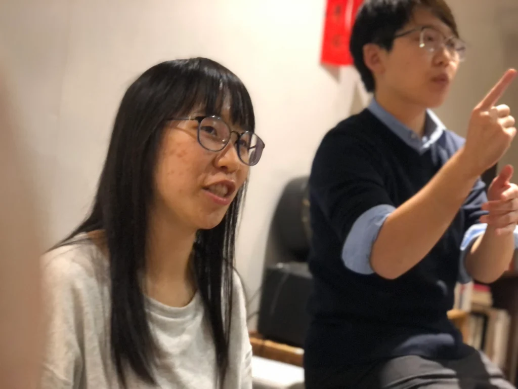 Kim大學後苦練手語，她曾打趣說經常發夢也「手舞足蹈」打手語。