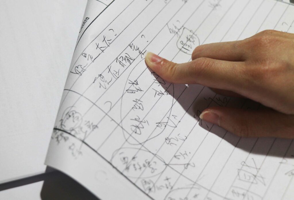 主診鄭醫生稱，鍾志強與醫護靠紙筆溝通。