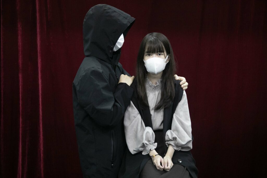 身為註冊護士的鍾美玉（左）在哥哥的事件中看到醫管局的錯失。