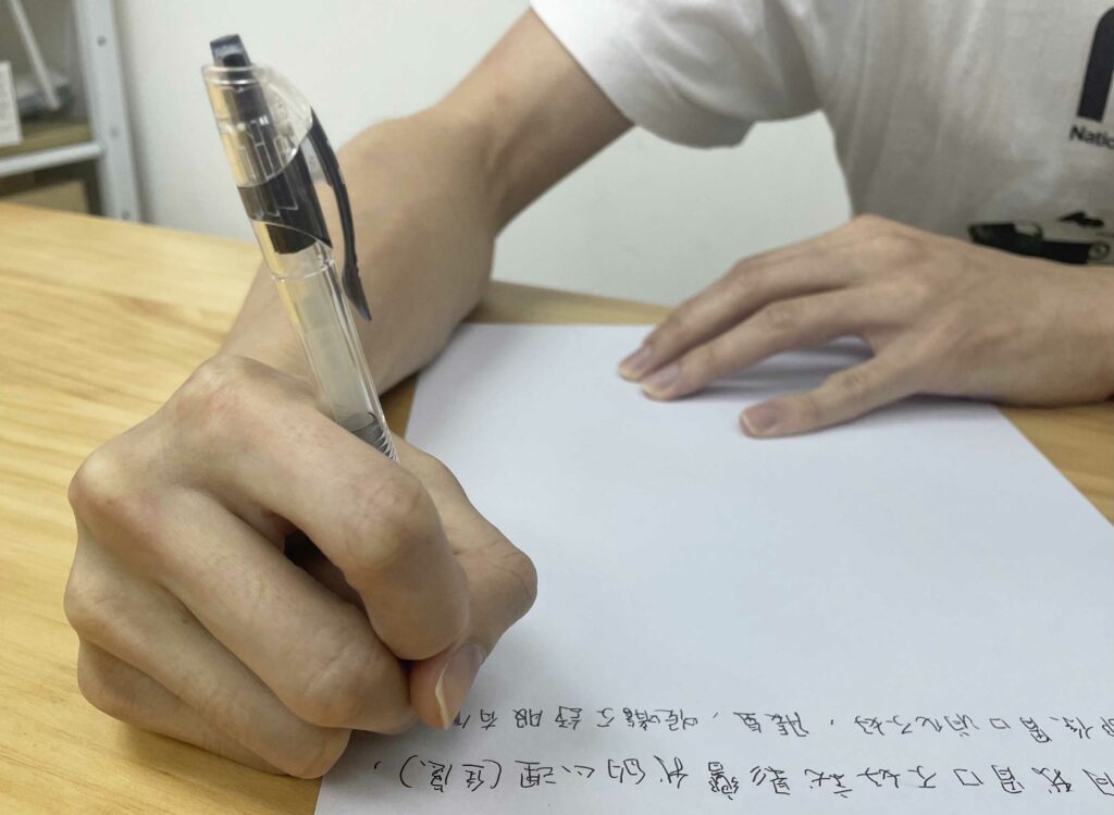 Keith稱，用紙筆書寫可以表達身體情況，但有關病理的知識未必能用書寫方式接受訊息。