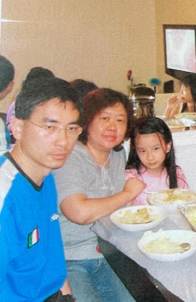 母親（中）離世後，Eva患情緒病，鍾志強獨力養育女兒。（相片由鍾家提供）