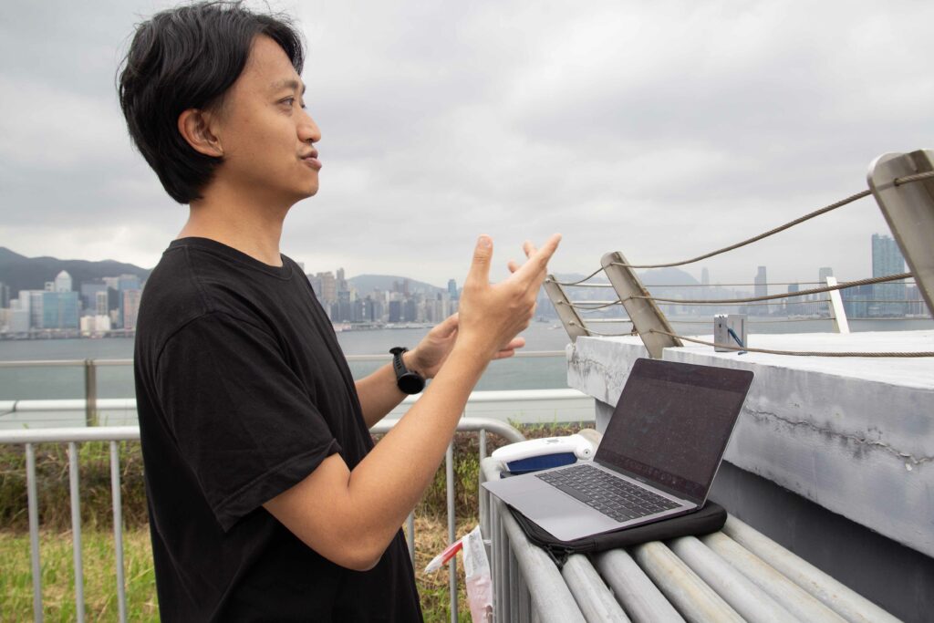 健康空氣行動Patrick認為,政府應增設空氣質素監測點,才有充足的數據研究污染源頭,但碼頭附近就只有觀塘一個一般監測站,「如果一日沒監測點,市民是蒙在鼓裏。」(吳綽詩攝)