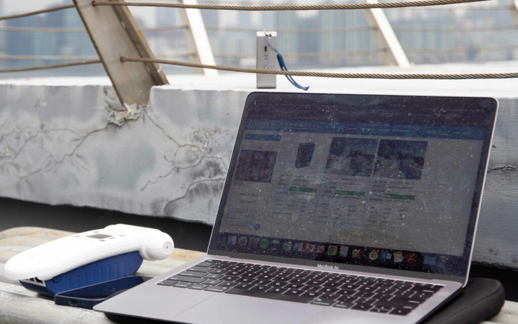 11月7日及8日,健康空氣行動在啟德郵輪碼頭天台、香港兒童醫院及觀塘海濱公園擺放檢測儀器,同步錄取兩個小時的數據。儀器每分鐘錄取一個數字,其後計算出平均二氧化氮濃度。(吳綽詩攝)