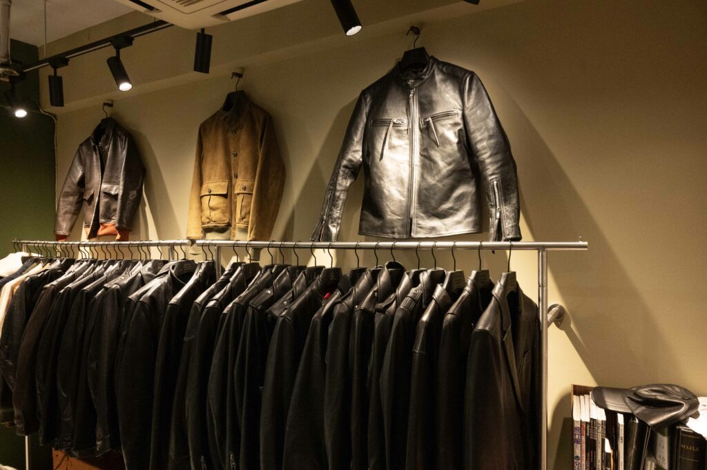 店內的皮褸排列得井然有序,是利時難得「企理」店鋪。