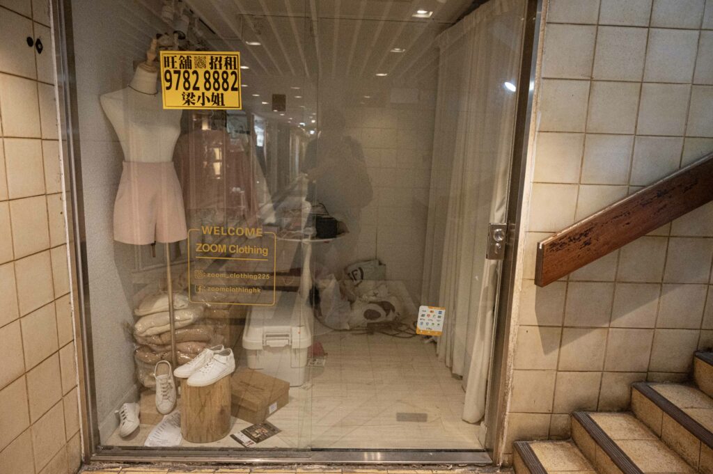 記者於去年夏天巡鋪,多間時裝除了擺滿貨,亦沒有開鋪。