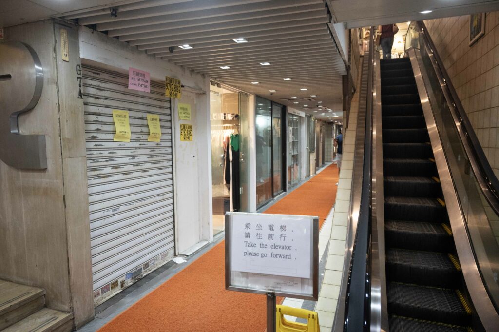 天未黑,利時商場已人流稀疏,很多店鋪閘外貼上「招租」廣告。