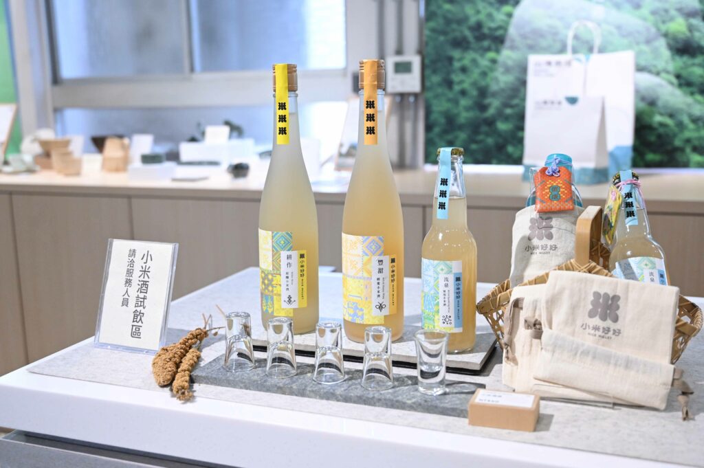 山海百貨的小米酒及玻璃酒杯在地震時碎滿一地。