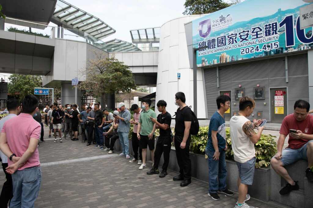 4月中旬，過百名紮鐵工到啟德勞工處東九龍就業中心找工作。（關震海攝）