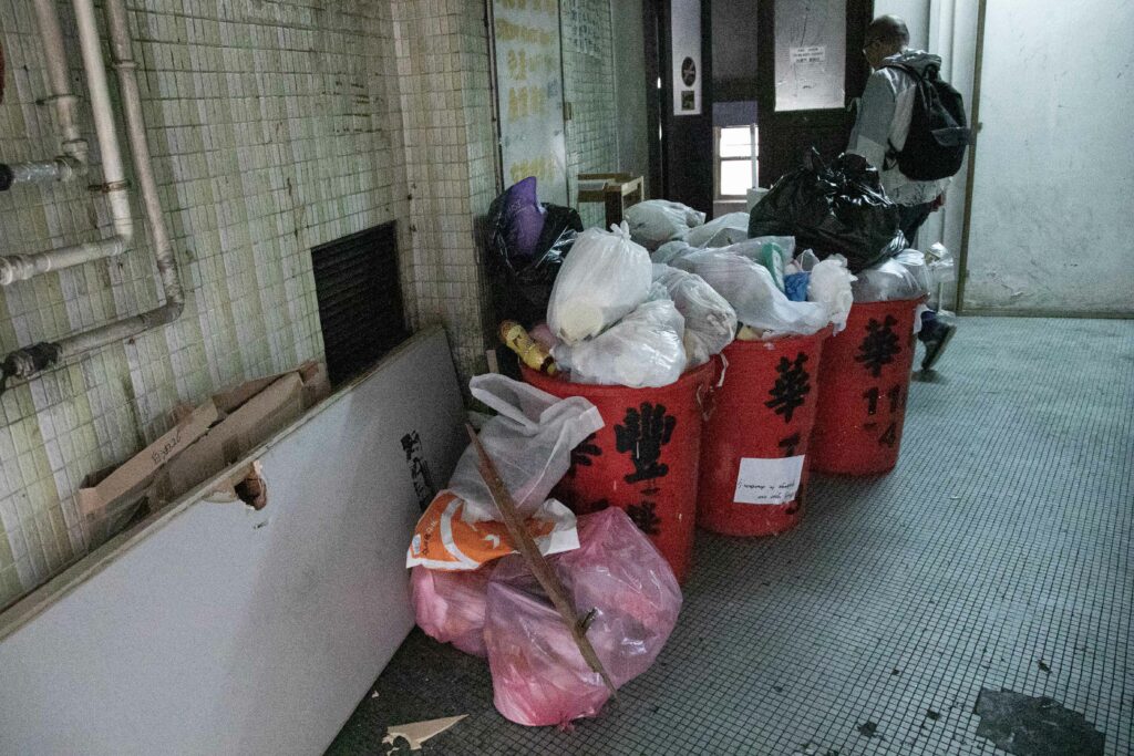 華豐大廈大火兩星期之後，居民回到住所生活，走廊堆滿雜物。