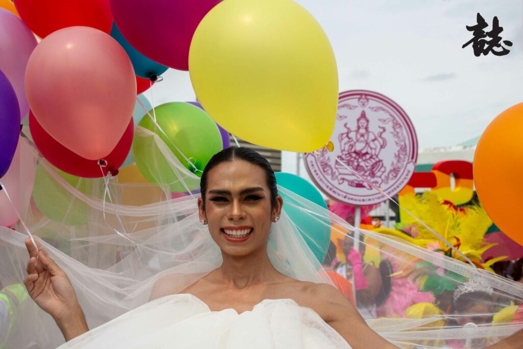 為紀念泰國在承認同性婚姻邁進一步，有不少變裝皇后（Drag queen）穿上婚紗參加遊行。（陳安攝）