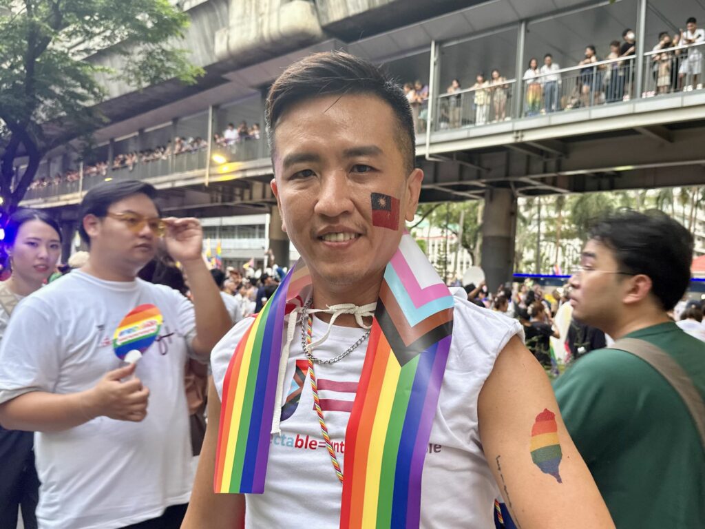 來自台灣的林俊宏是第一次參加曼谷遊行，他曾參加台北、香港和東京的同志遊行。（陳安攝）