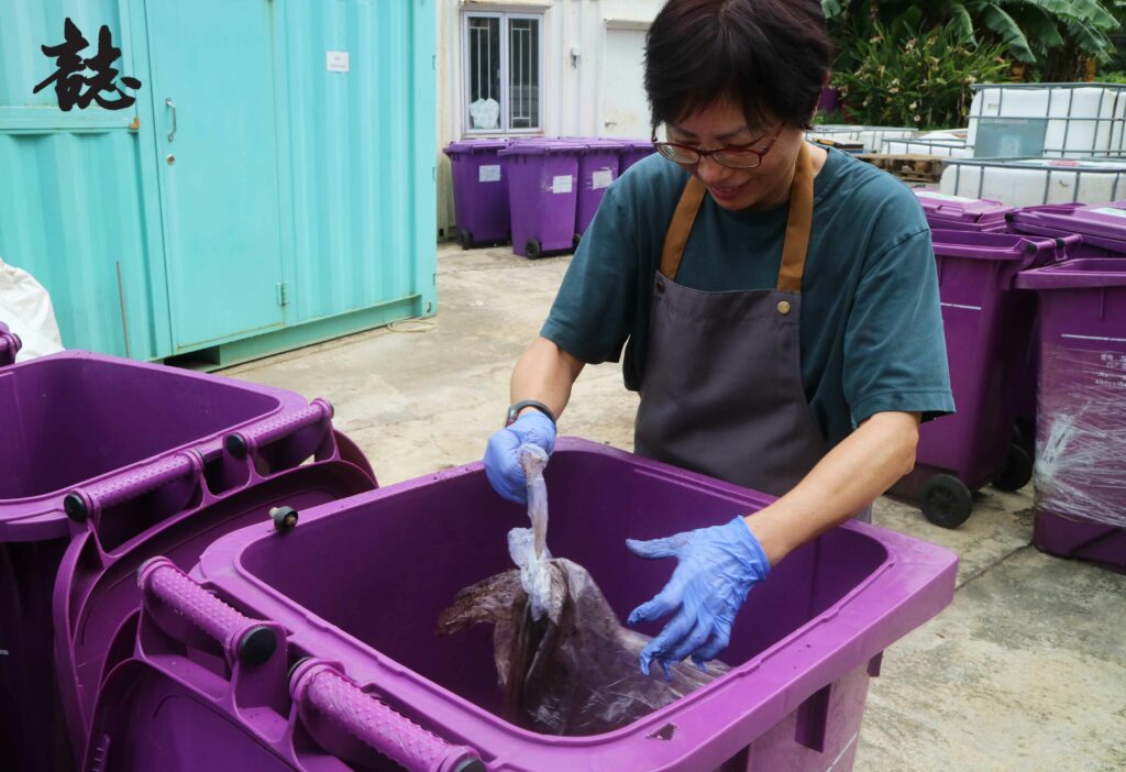 餐廳一袋袋咖啡渣交予商場收集,來到回收場需人手「逐袋拆」才能入機處理。