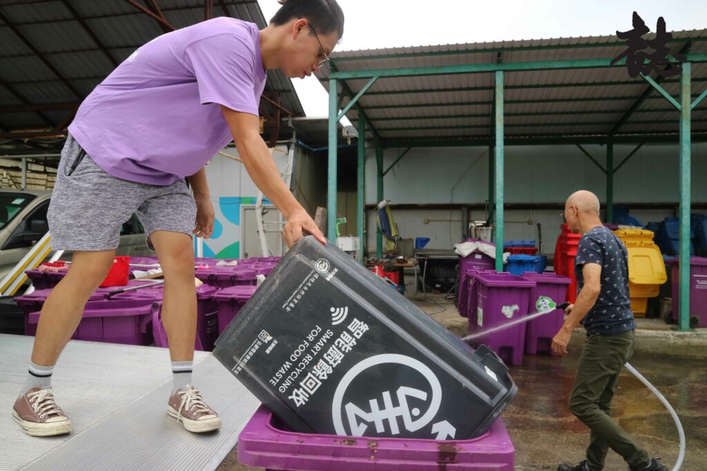 周一至六午飯時間後,Shawn的回收場會出車到聯和墟及上水粉嶺的學校收集廚餘。灰色桶是特意提供給餐廳放廚餘,大多都盛了大半桶,用完後要逐個清洗乾淨。