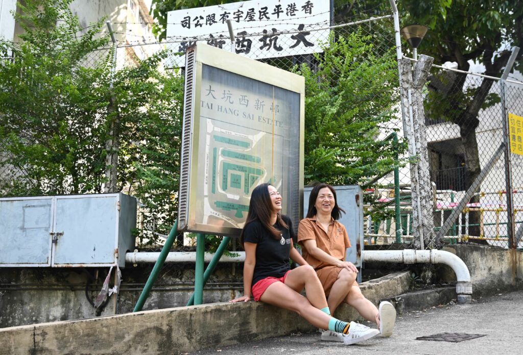 對出版興致勃勃Sonya邀 請Venus出一本旅遊書。