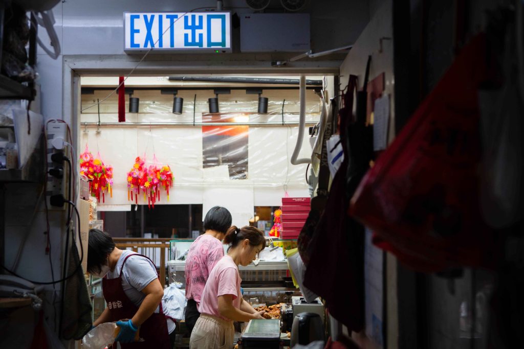 中式餅店靠節日「食糊」，老伙記日以繼夜趕工造餅，以應付中秋前的銷量。（Carol Lau攝）