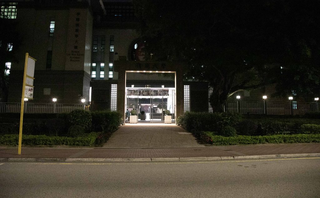 記者晚上11時到嶺南大學門口視察，烏燈黑火，連「嶺南大學」4字亦看不清楚。（關震海攝）
