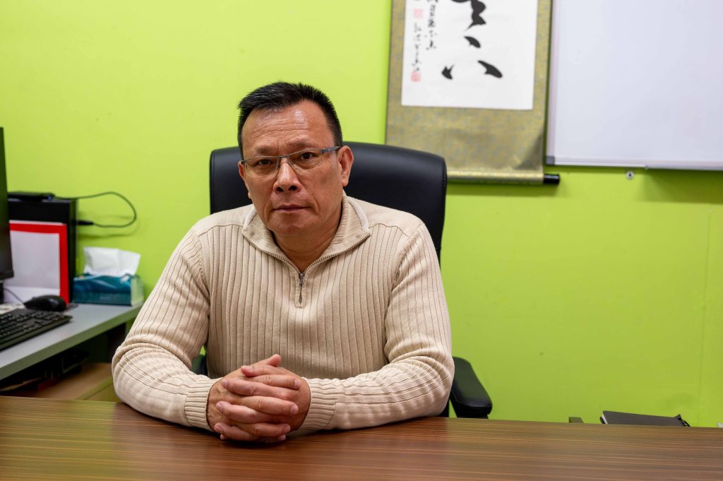 邵日贊於4月協助兩名聾人在庭上手語傳譯，但被保安員趕出法庭。