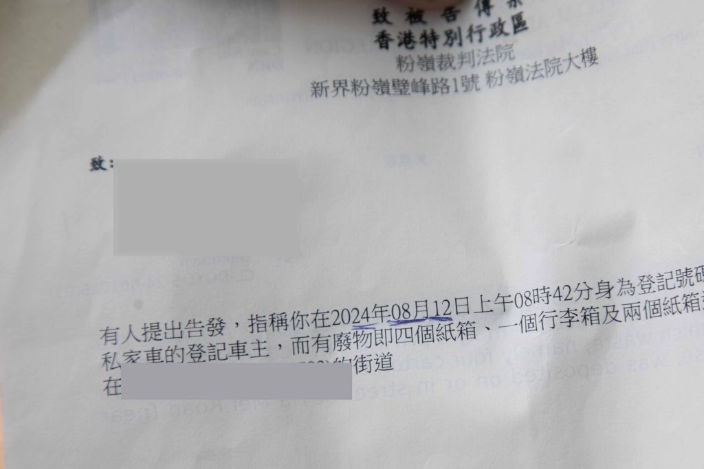 警員向郭小姐WhatsApp通知她到警署取刑事傳票，但未有為她安排手語傳譯員。