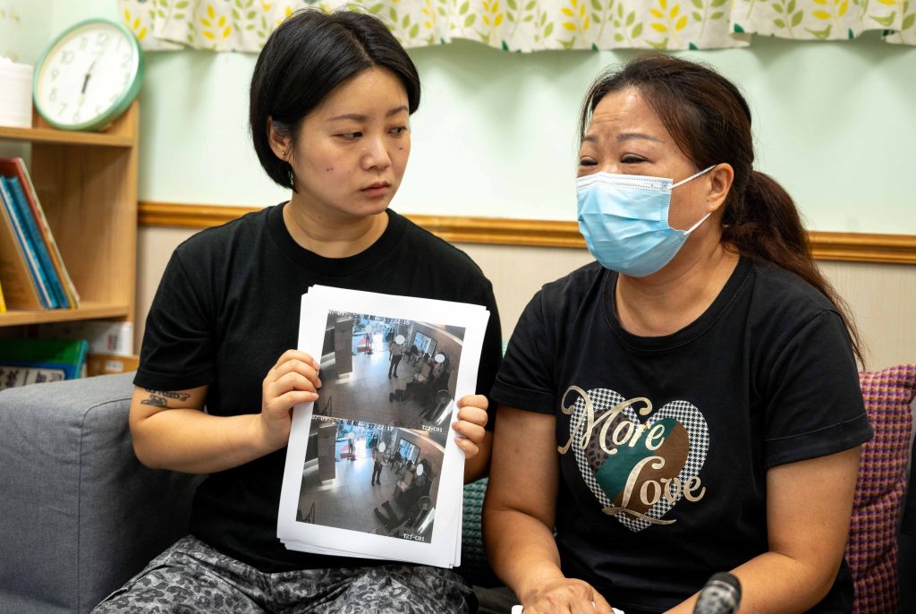 工權會幹事謝欣然（左）指出，公司以低薪迫使工人加班。陳太（右）指丈夫死前三天曾連續工作59小時，質疑他過勞死。