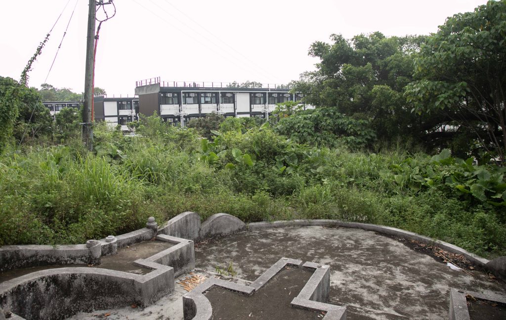 明朝古墓群與「新田部屋」相連。