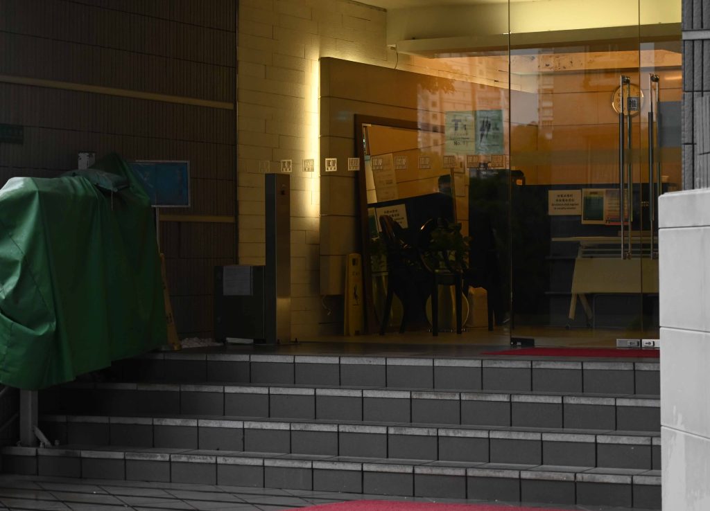 陳家兒暈倒地點為青龍頭豪景花園21座，21座距離豪景花園入口有10多分鐘的步行距離。