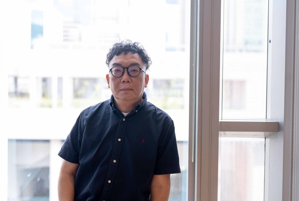 由19歲有份編寫《大時代》，做編劇30年，龍文康五十而不惑，繼續書寫香港故事。（劉彥汶攝）