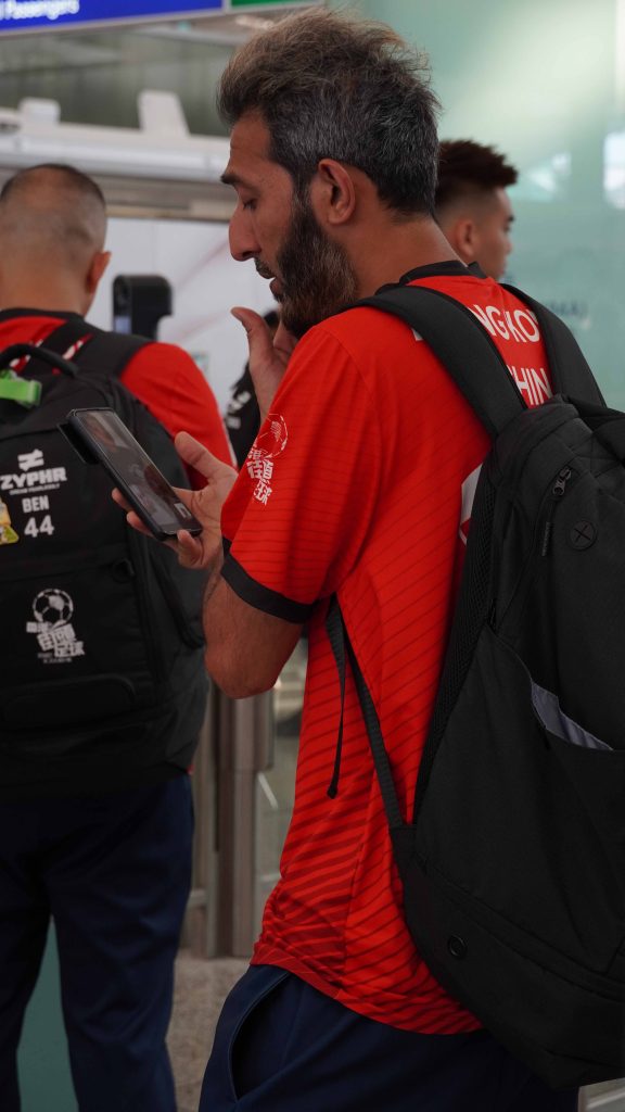 上機前，阿堅與兒子在電話道別。