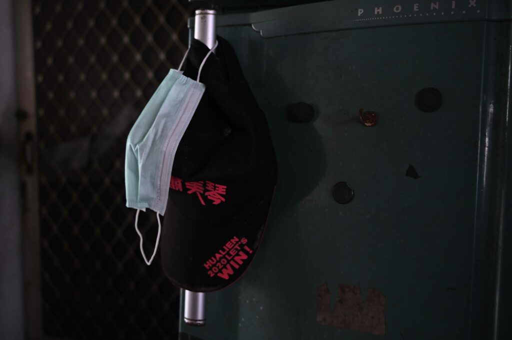 吳阿嬤4年前去足蕭美琴每一場造勢大會，敗選時跟着她一起哭。（劉彥汶攝）