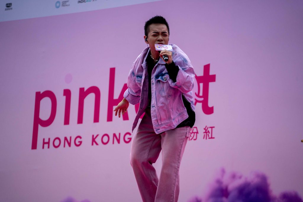 SY表演出道歌《障礙賽》。（陳安攝）