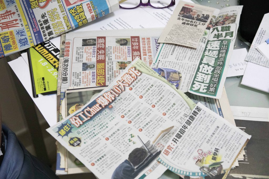 胡家大廳擺放著各大媒體有關過勞死的剪報。