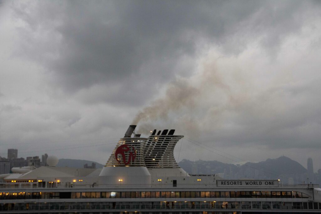 郵輪靠岸後,當日廢氣主要吹向土瓜灣避風塘及紅磡一帶。Patrick指,視乎風向等天氣因素,污染物的累積及擴散速度都會變化,因此或對九龍東以外地區也有影響,但污染主要累積在郵輪碼頭、九龍東一帶。(吳綽詩攝)