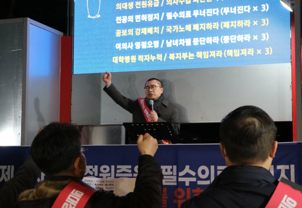 首爾市醫生會主席朴明夏（Park, Myeong Ha）出席3月集會。（許東爀攝）