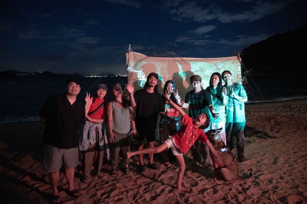 放映會上狗狗也與觀眾同歡,放映後大合照。(劉彥汶攝)