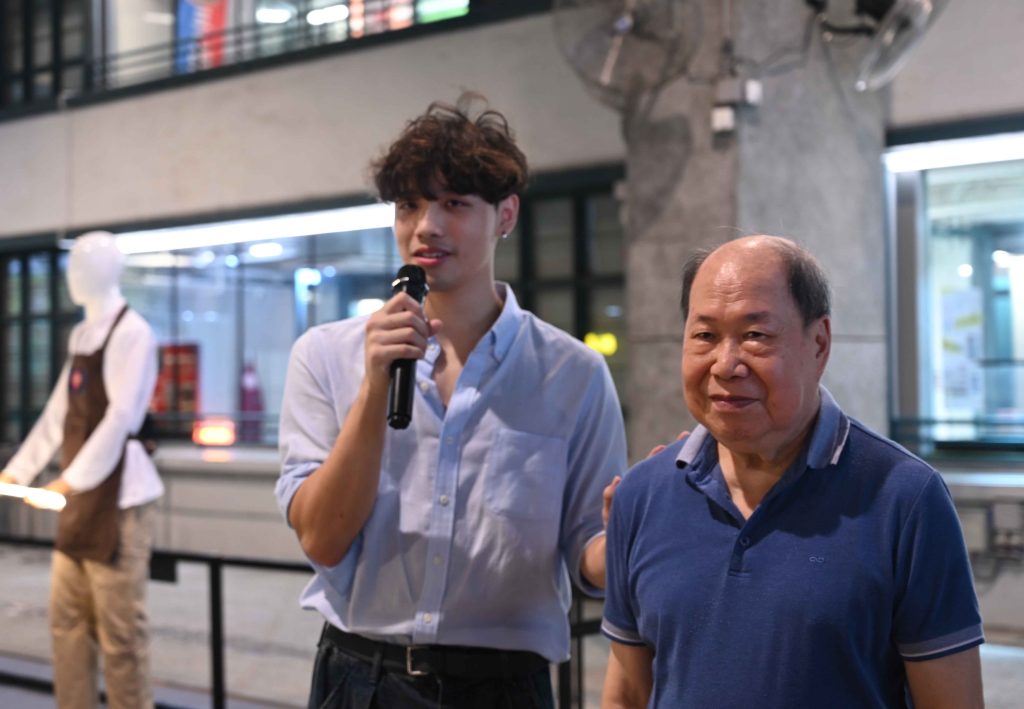 盧浩天(左)與爺爺黃建華一起創造新穎的霓虹藝術品。(劉彥汶攝)